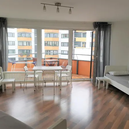 Ein Mit Balkon *
