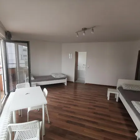 Ein Mit Balkon