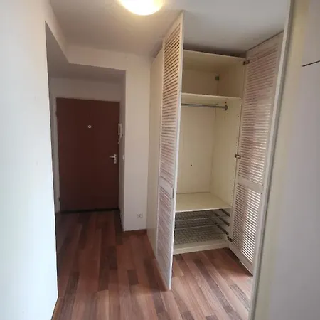 Ein Mit Balkon *